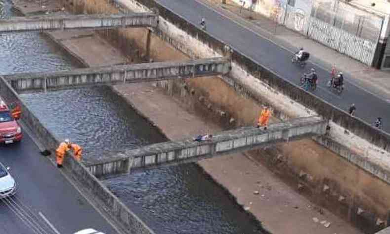 Vizinhos ao local da ocorrncia registram o fato das janelas(foto: Reproduo/WhatsApp)