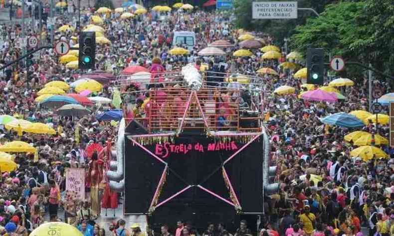 Foto de carnaval de rua do Bloco Ento, Brilha de 2020, um ms antes de as restries em Belo Horizonte serem estabelecidas por conta da pandemia. H um trio eltrico e vrias pessoas aglomeradas
