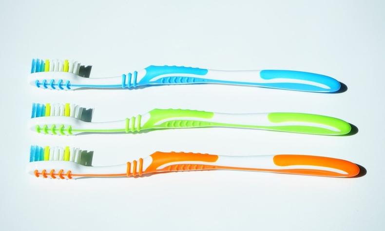 Mais de 82% das escovas de dente vendidas têm cerdas que não estão em conformidade com as normas brasileiras para esse tipo de produto(foto: Hans/Pixabay) três escovas de dente coloridas