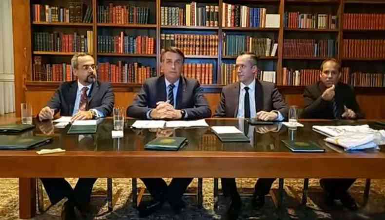 Na quinta-feira, Bolsonaro elogiou Alvim (terceiro da esquerda para direita): demisso decidida em trs horas (foto: Reproduo/CB/D.A Press))