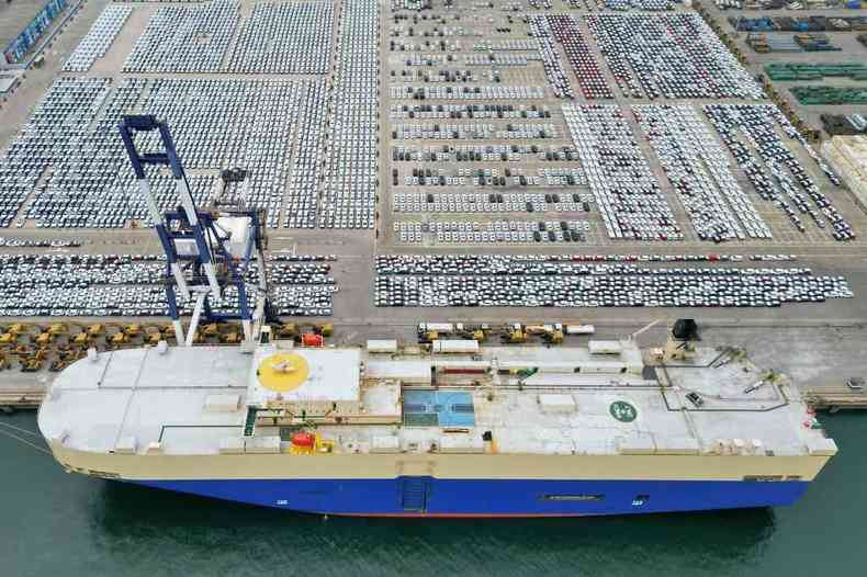 Carros em porto chins aguardam embarque em navio para exportao