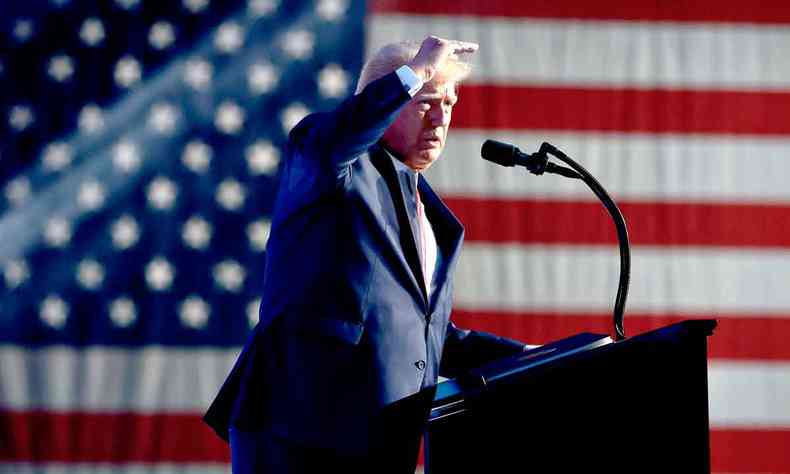 O presidente donald trump em evento na Flrida neste sbado 23/7 diante de uma bandeira dos EUA