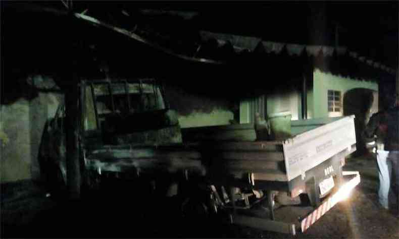Veculo pegou fogo no almoxarifado da Copasa. Garrafa com vestgios de combustvel foi achada no local(foto: Reproduo da internet/Facebook)