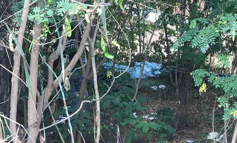 O corpo do homem estava sob uma manta azul, no meio do mato, s margens da BR-116, em local de difcil acesso
