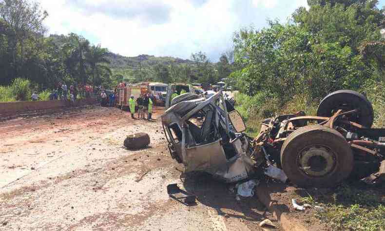 No primeiro semestre deste ano, 294 pessoas perderam a vida nas estradas federais sob responsabilidade da PRF em Minas(foto: Corpo de Bombeiros/Divulgao)