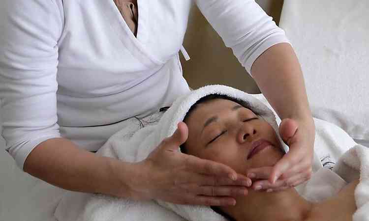 mulher recebe uma massagem facial