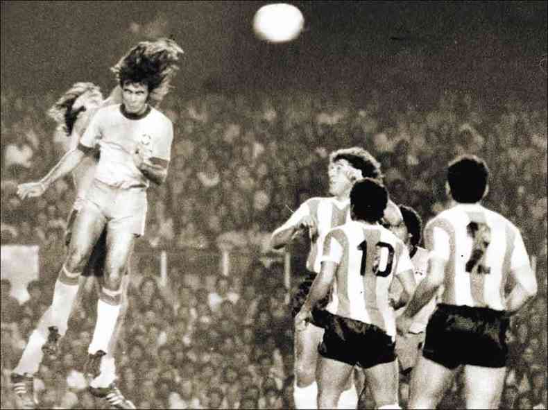 Com dois gols de Nelinho e pblico de 72 mil torcedores, Seleo Brasileira bateu a Argentina no Mineiro, na edio de 1975(foto: Arquivo EM %u2013 6/8/75)
