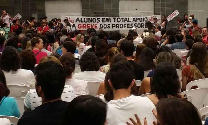 Professores se reuniram na noite desta segunda-feira na Assembleia Legislativa de Minas Gerais (ALMG)(foto: Leandro Couri/EM/D.A press) Professores se reuniram na noite desta segunda-feira na Assembleia Legislativa de Minas Gerais (ALMG)(foto: Leandro Couri/EM/D.A press)