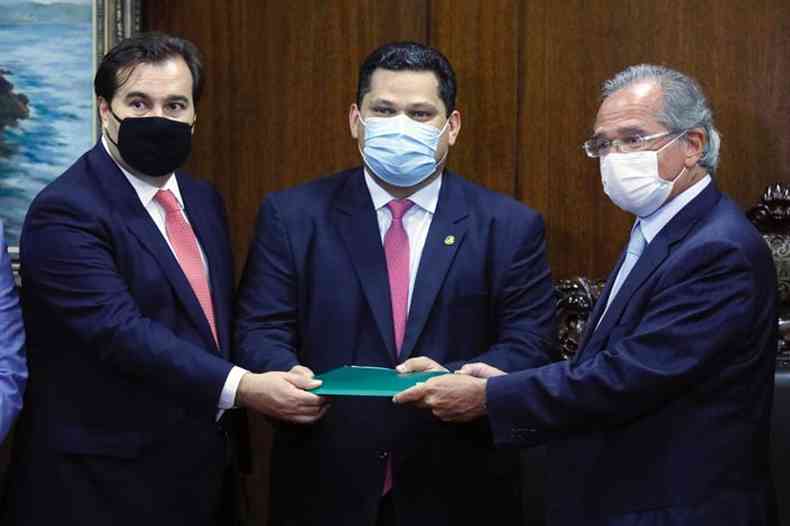 Rodrigo Maia e Davi Alcolumbre receberam a proposta do governo das mos do ministro Paulo Guedes(foto: LUS MACEDO/CMARA DOS DEPUTADOS)