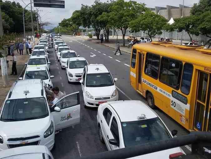 Taxistas de Belo Horizonte participam de uma carreata nesta segunda-feira, seguindo da Pampulha para o Centro de BHJair Amaral/EM/DA Press