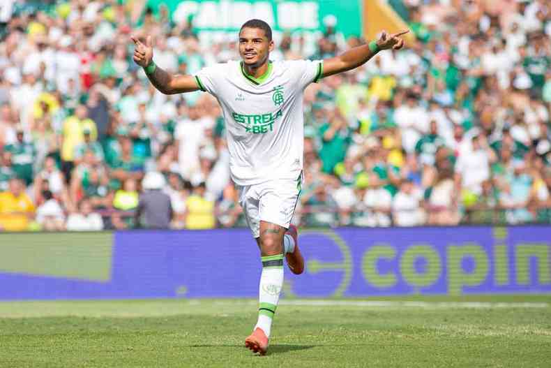 Renato Marques comemora o gol de empate do Coelhozinho contra o Palmeiras, na deciso da Copinha. No fim do jogo, porm, a equipe paulista balanou a rede novamente e conquistou o bicampeonato da competio