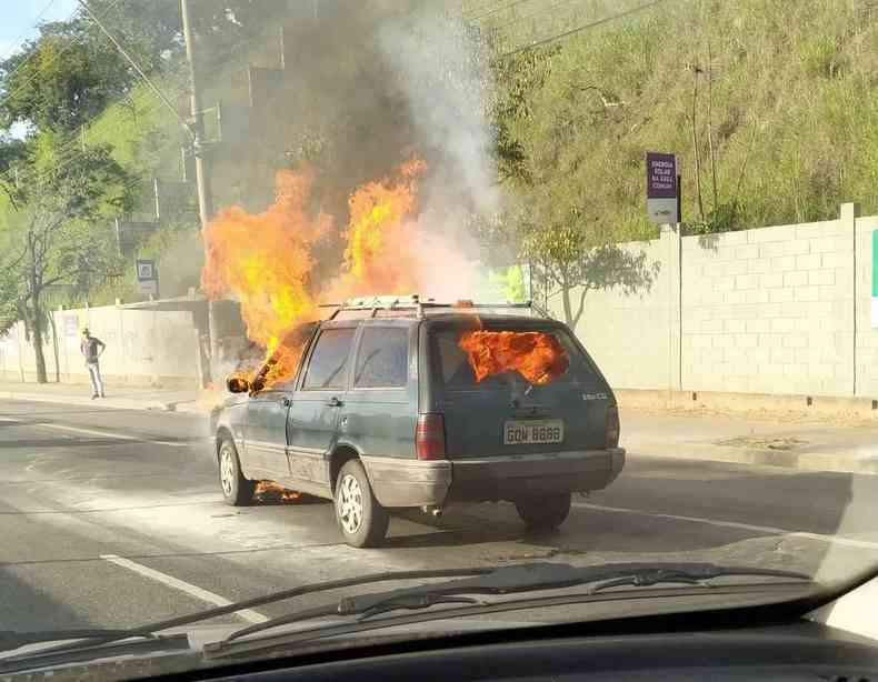 Carro pegando fogo na Avenida Cristiano Machado