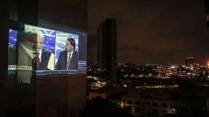 telo mostra Lula e Bolsonaro durante debate
