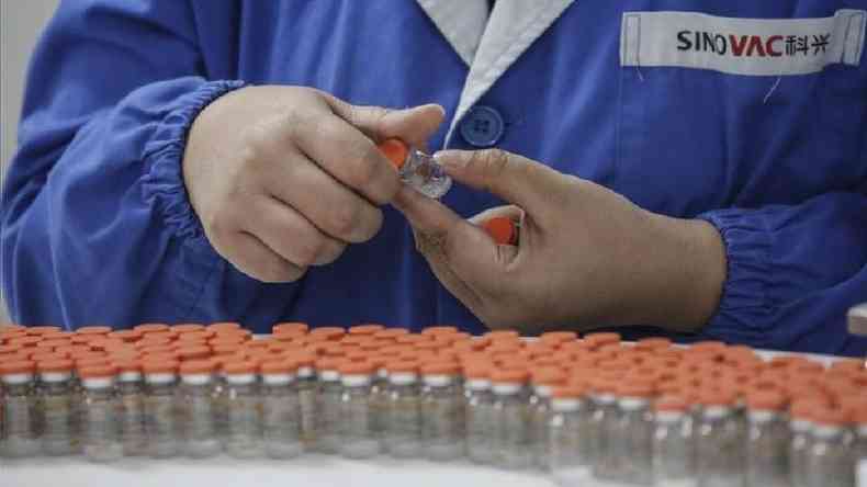Existe risco de que uma mutao significativa do vrus possa atrapalhar as vacinas em desenvolvimento(foto: EPA)