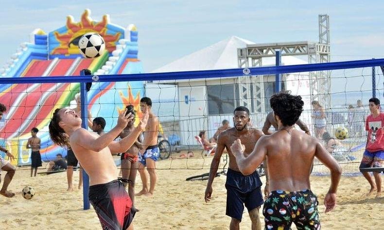 pessoas brincando, jogando futev�lei na praia