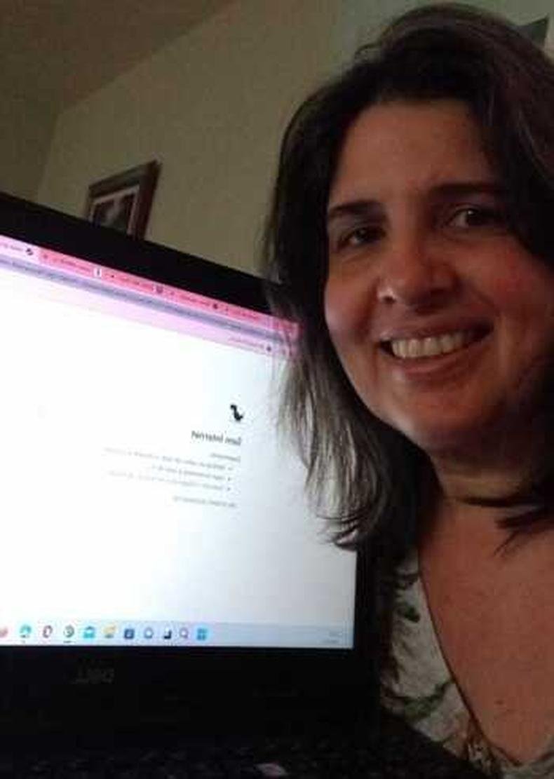 Cristiana Chagas em frente ao computador