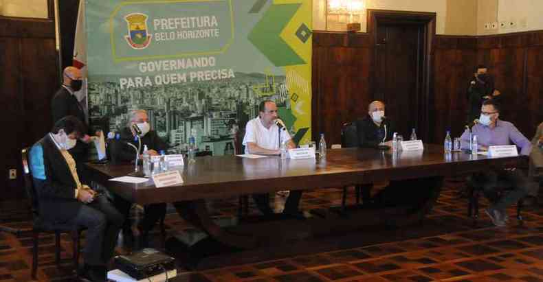 O prefeito Alexandre Kalil com o Comit de Enfrentamento  Epidemia de COVID-19 em Belo Horizonte. Ameaa de lockdown na capital 