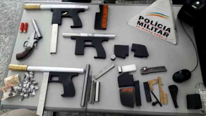 Armas foram encontradas depois de uma denncia recebida pela PM(foto: Polcia Militar (PM) / Divulgao)