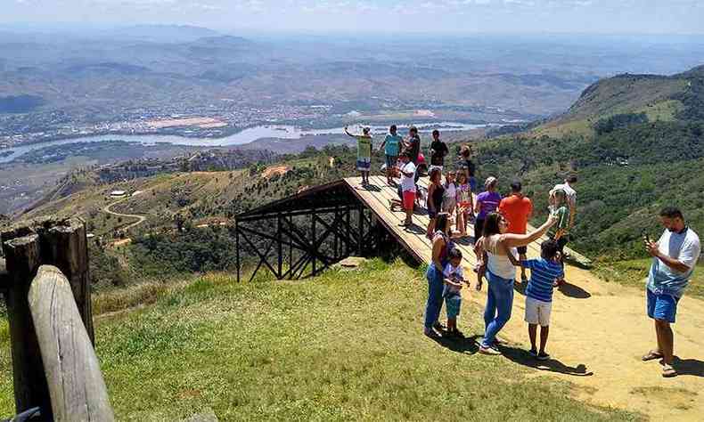 As pessoas que foram ao Pico da Ibituruna disputaram o pequeno espao da rampa de decolagem de asa-delta para fazer uma seilfie(foto: Tim Filho)