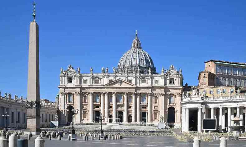 Uma visão geral tirada em 11 de março de 2020 mostra a Praça de São Pedro deserta do Vaticano