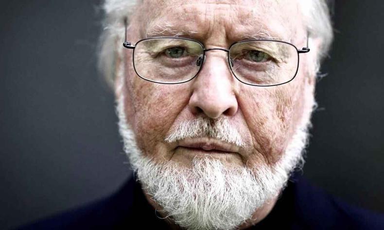 O compositor John Williams olha para a cmera