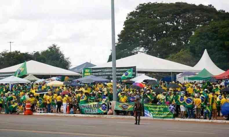 Acampamento de bolsonaristas vestidos de verde e amarelo em frente ao QG do Exercito 