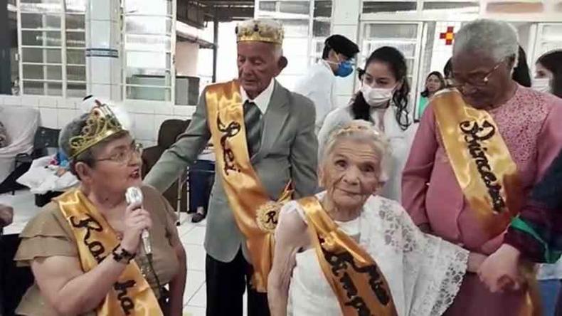 Idosos receberam coroas e faixas em desfile