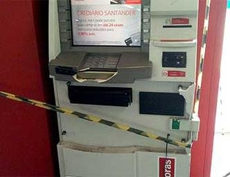 Outro caixa tamb�m seria alvo dos bandidos, mas n�o houve tempo de explodir (foto: Marcelo Paiva/setelagoas.com.br)