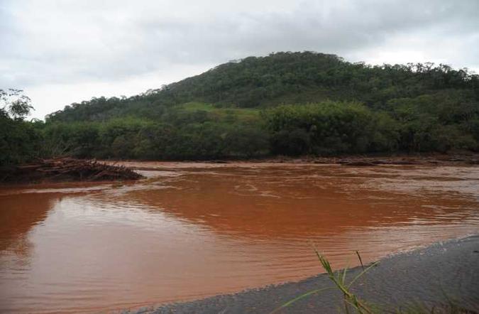 Lama de rejeitos que vazou da barragem de Fundão contaminou o Rio Doce(foto: Leandro Couri/EM/D.A Press) Lama de rejeitos que vazou da barragem de Fundão contaminou o Rio Doce(foto: Leandro Couri/EM/D.A Press)