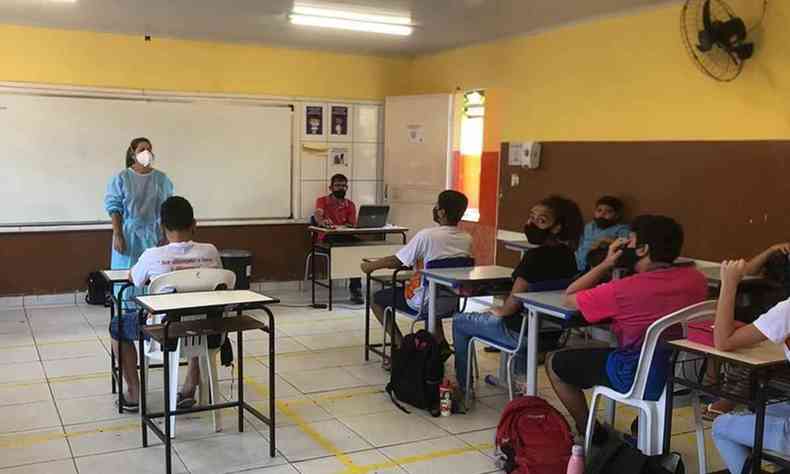Profissional da Secretaria Municipal de Saúde de Governador Valadares fala para alunos a importância da vacina contra COVID-19