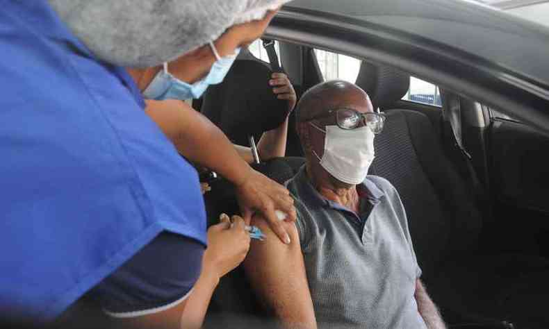 Drive-thrus se tornaram apostas da Prefeitura de BH para agilizar a vacinao de idosos(foto: Juarez Rodrigues/EM/D.A Press)