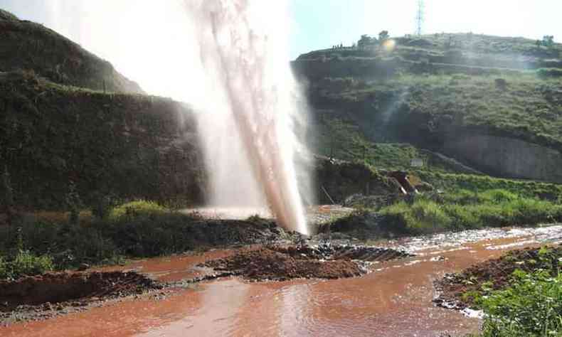 A tubulao da Anglo American se rompeu na ltima segunda-feira em Santo Antnio do Grama(foto: MPMG/Divulgao)