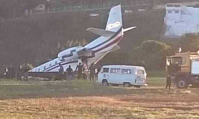 Piloto no conseguiu decolar e aeronave foi parar fora da pista em ribanceira(foto: Whatsapp/Reproduo/Portal Miradouro)