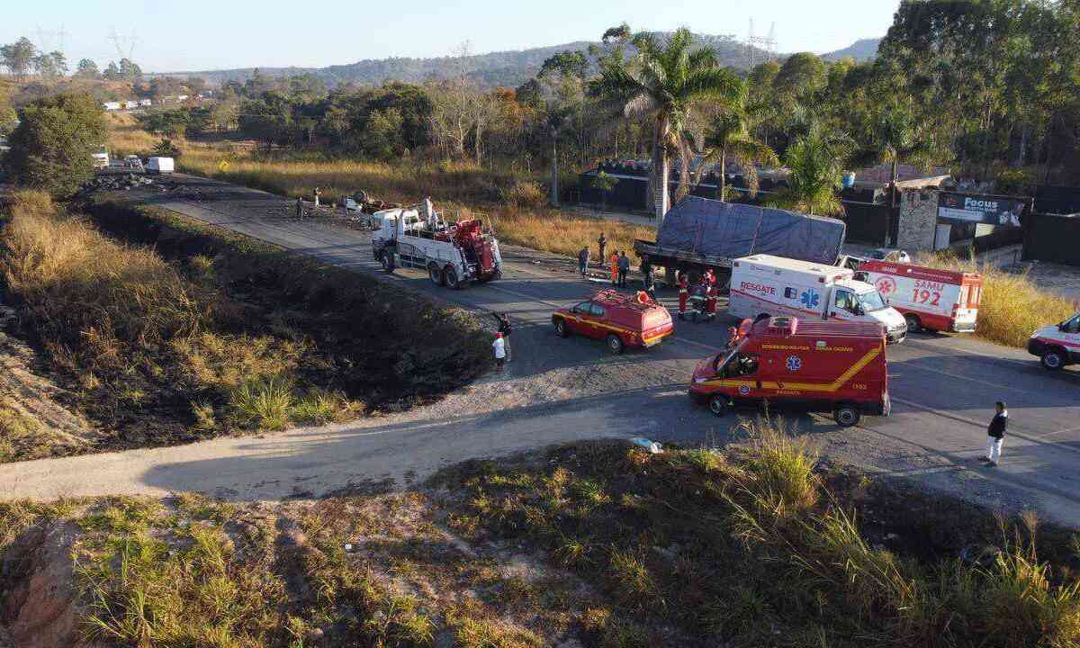 Um morre e três ficam feridos em batida entre caminhonete e caminhão na  BR-262, Triângulo Mineiro