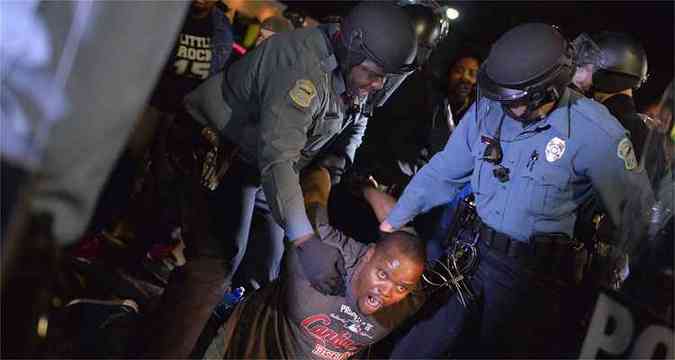 Cidade  palco de tenses raciais desde a morte de Michael Brown por um policial branco, em agosto de 2014(foto: Michael B. Thomas/Getty Images/AFP)