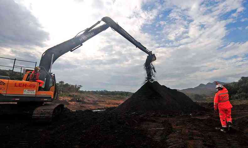 Maquinrio revolve rejeitos da barragem B1, que se rompeu em Brumadinho