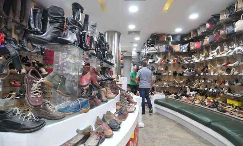 Loja de sapatos no Centro de BH: faturamento caiu 30% desde janeiro e as vendas esto fracas mesmo com a chegada do inverno(foto: Alexandre Guzanshe/EM/D.A Press)