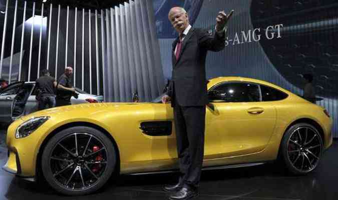 Executivo-chefe da Daimler, Dieter Zetsche citou nmeros da empresa durante o Salo de Paris(foto: ERIC PIERMONT / AFP)