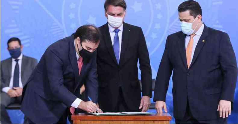 Bolsonaro entre os presidentes da Cmara, Rodrigo Maia, e do Senado, Davi Alcolumbre, que, aps aliana do Planalto com o Centro e recuos do presidente da Repblica, no veem cenrio para acolher pedidos de impeachment (foto: Isac Nbrega/PR 30/6/20)