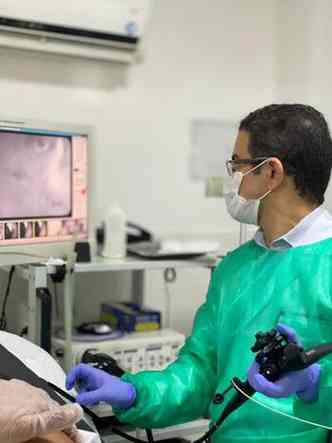 cirurgio baritrico Leonardo Salles fazendo uma cirurgia com ajuda de rob