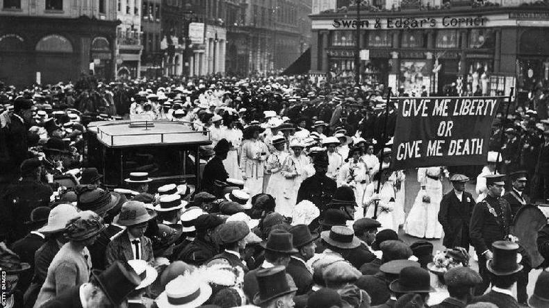 Rose Lamartine Yates estava ao lado do leito de Emily Davison após sua colisão fatal com o cavalo do rei, no hipódromo de Epsom. Ela organizou um funeral que atraiu milhares de suffragettes e observadores(foto: Getty Images) Cortejo fúnebre de Emily Davison com uma faixa proclamando 'Me dê liberdade ou me dê a morte'