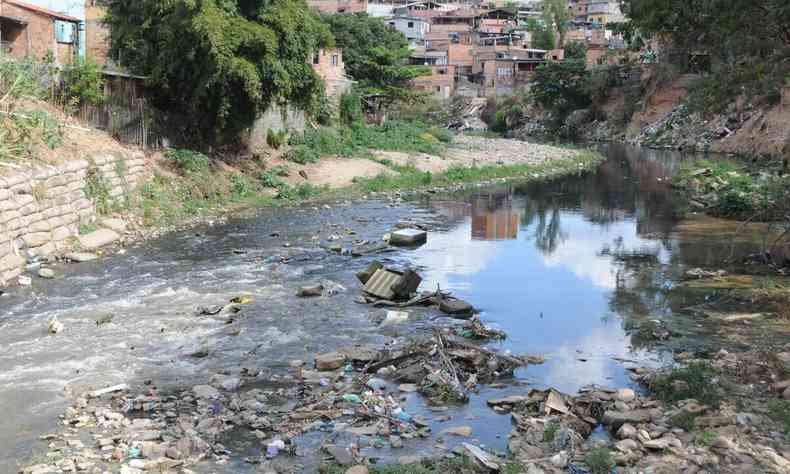 Leito de rio poludo