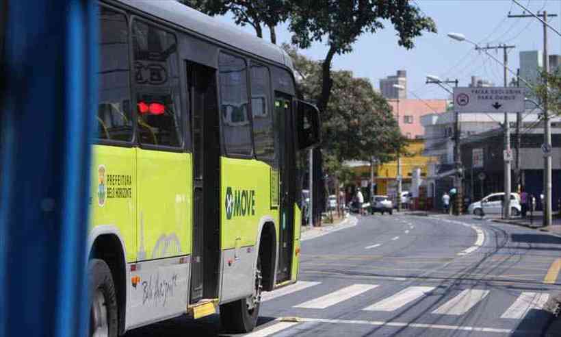 Caminhões e veículos dos Correios utilizam calçada como