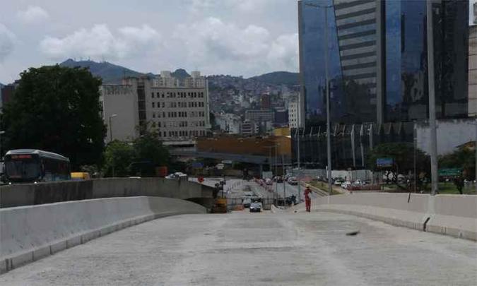 Também atrasado, o Viaduto Leste deve ficar pronto em março (foto: Paulo Filgueiras/EM/DA Press) Também atrasado, o Viaduto Leste deve ficar pronto em março (foto: Paulo Filgueiras/EM/DA Press)