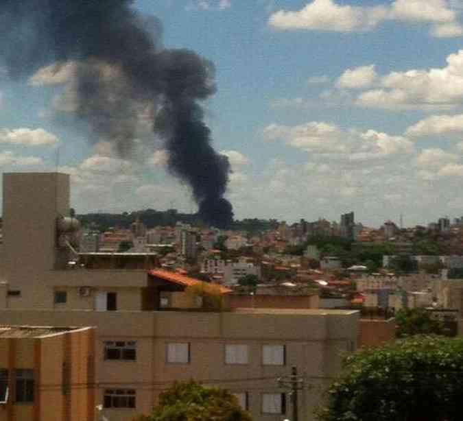 A fumaa proveniente do incndio pde ser vista de outros pontos da capital mineira(foto: ELRNeto/ Twitter)