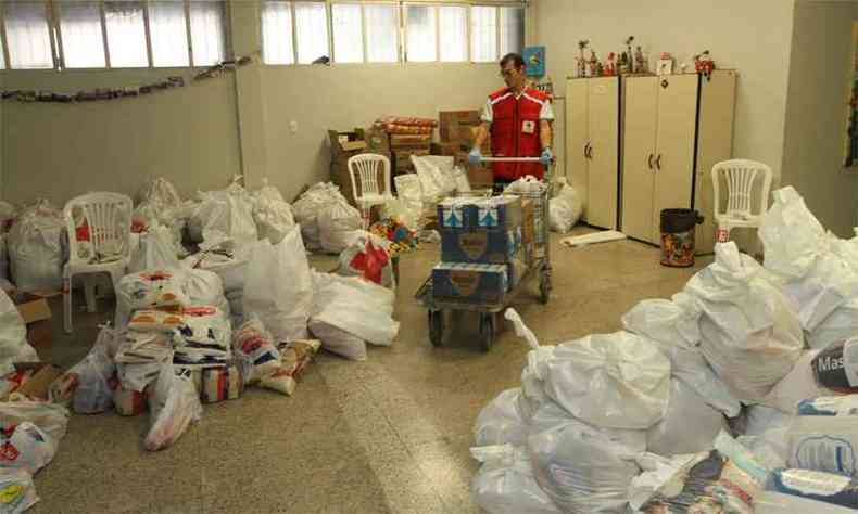 Donativos na Cruz Vermelha, em Belo Horizonte(foto: Jair Amaral/EM/D.A Press - 27/01/2020)