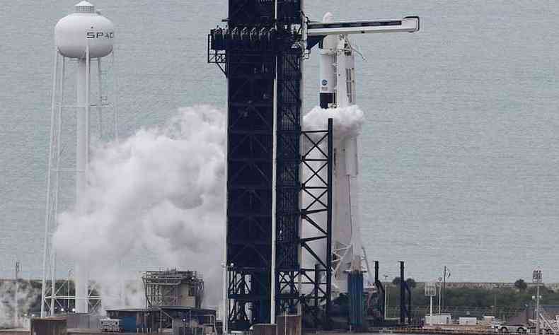 Diretor de lanamento da SpaceX disse aos astronautas que o clima no melhoraria para decolagem(foto: Joe Raedle/AFP)