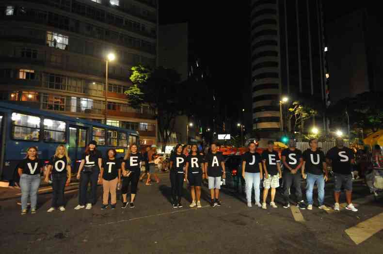 Integrantes da 8a Igreja Presbiteriana de Beag realizam ao na entrada do desfile de blocos caricatos