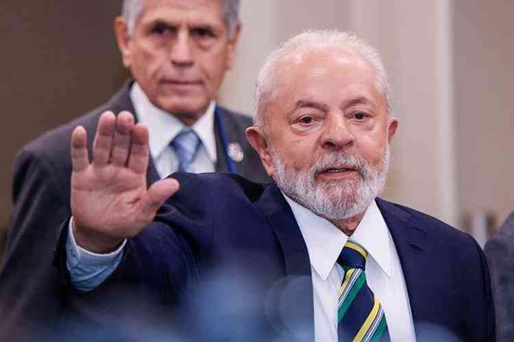 Lula com a mo direita levantada