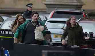 Pessoas correm aps a Casa do Parlamento no Centro de Londres ser evacuada(foto: DANIEL LEAL-OLIVAS /AFP)
